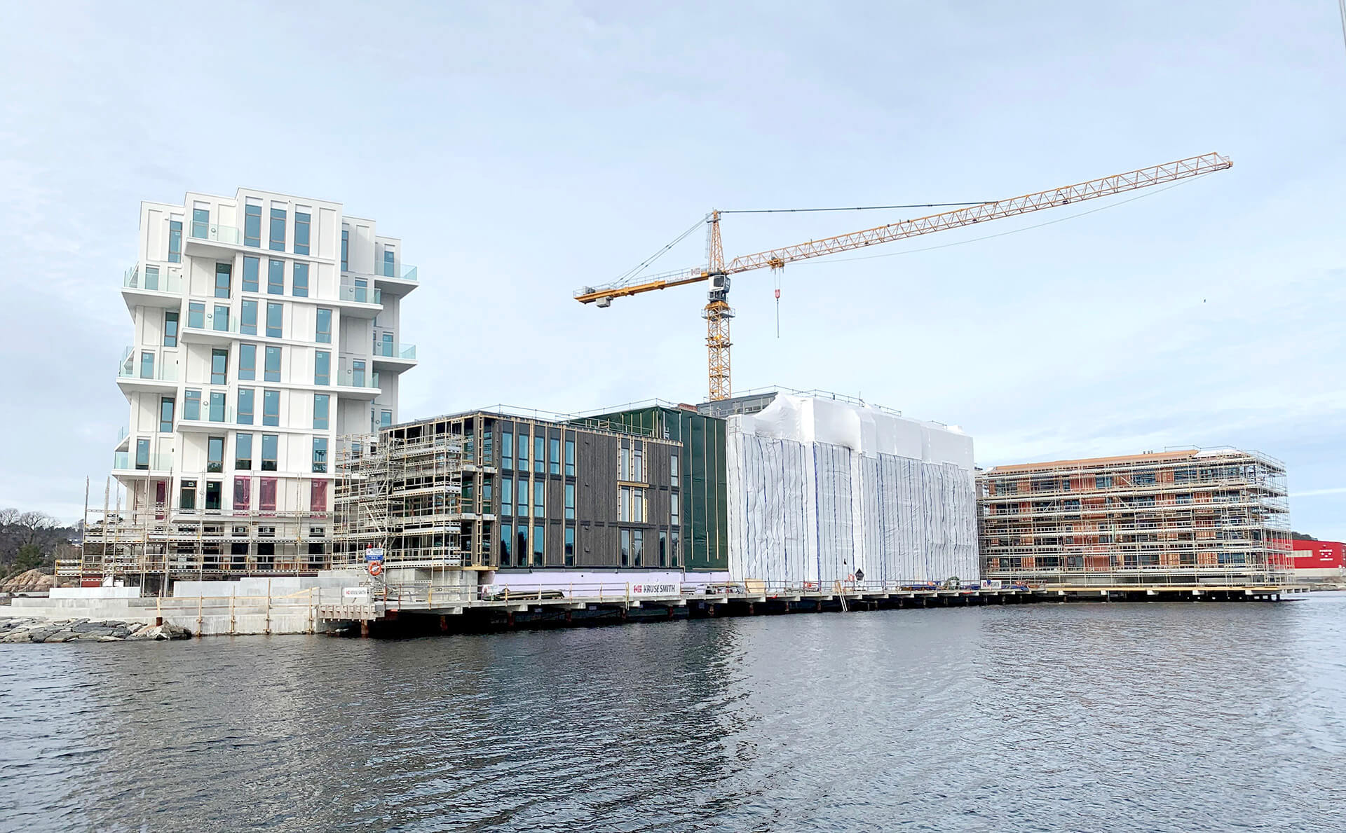 Slik ser det ut når du seiler forbi Bryggebyen sent i mars 2021