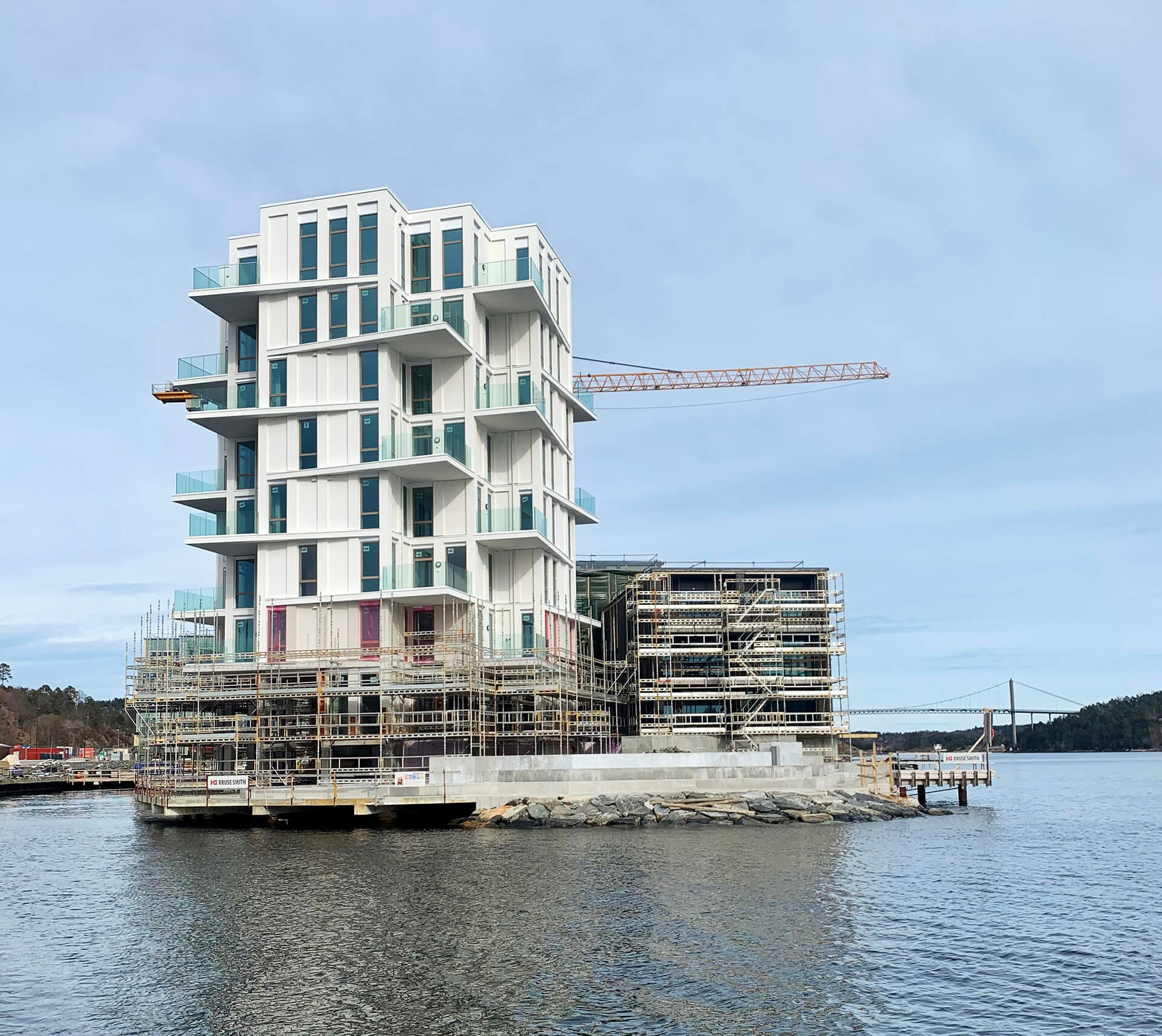 Stillasene er på vei ned, og det praktfulle A-bygget kommer til sin rett.